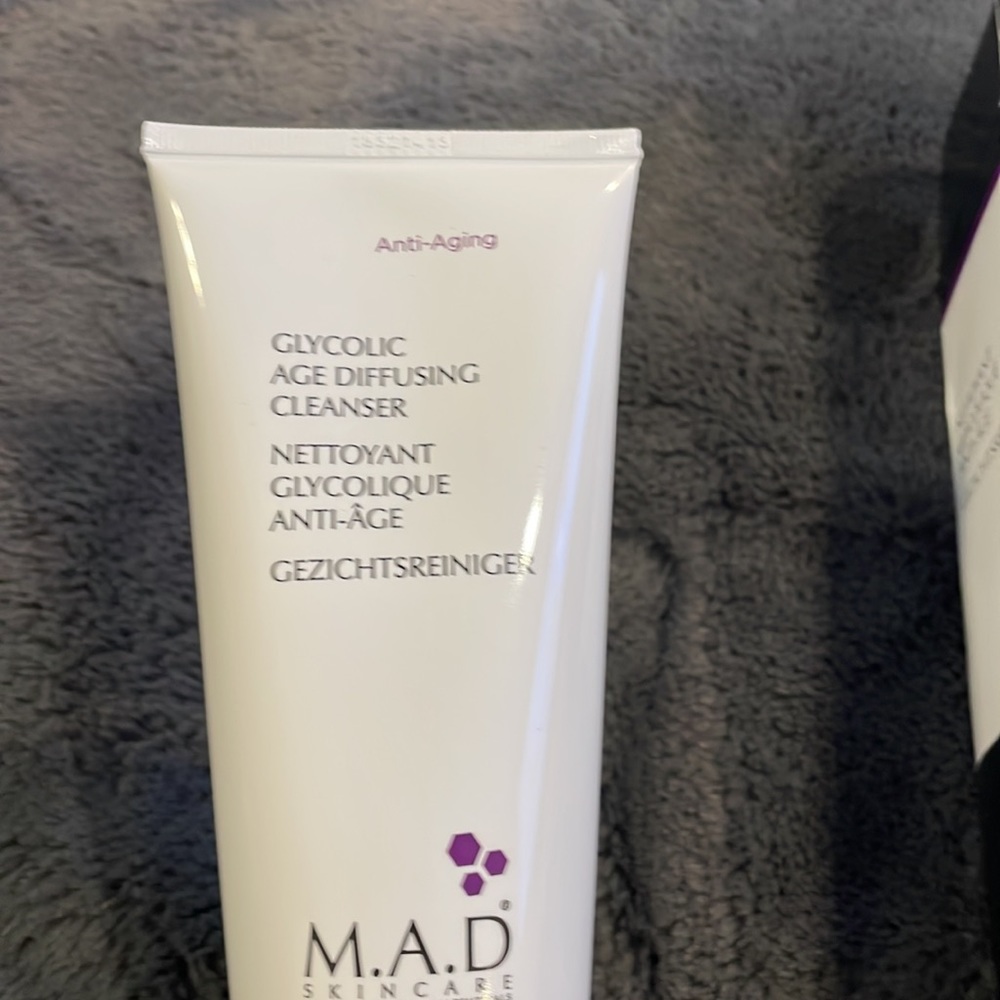 M.A.D Glycolic Age Diffusing Cleanser Brand New in Box